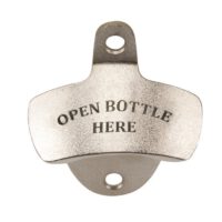 Produktbild Flaschenöffner zur Befestigung an der Wand mit graviertem Text "OPEN BOTTLE HERE"